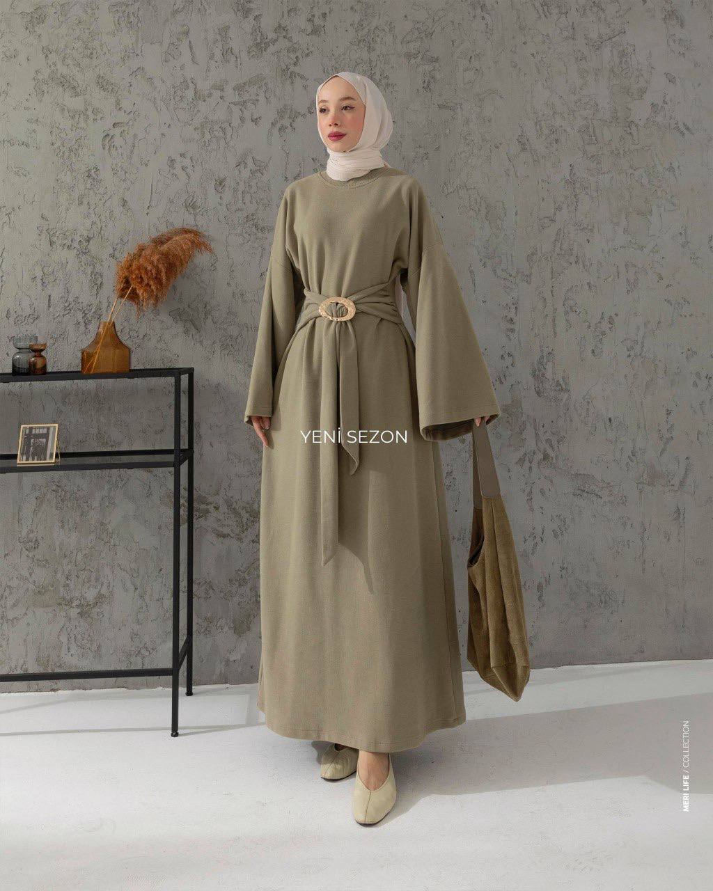 Robe fluide à ceinture boucle