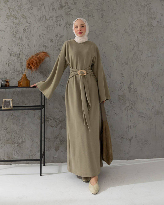 Robe fluide à ceinture boucle